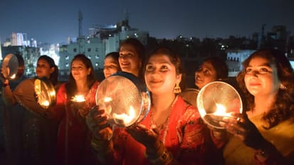 बनारस में मनाया गया करवा चौथ।