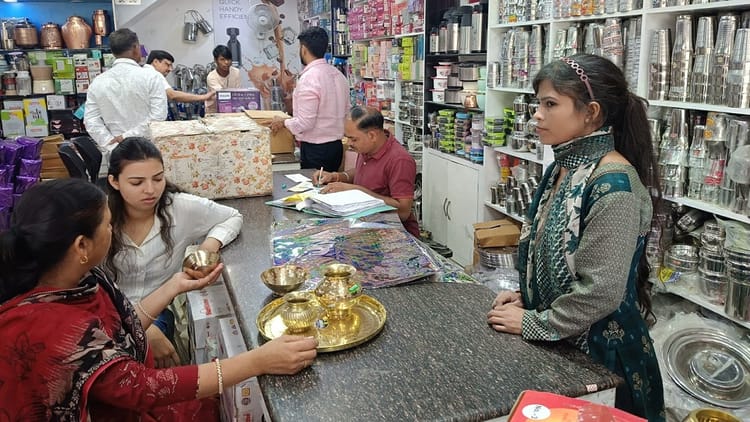 Aligarh News: धनतेरस और दीपावली से पहले खनका बर्तनों का बाजार, कारोबार होगा 100 करोड़ के पार