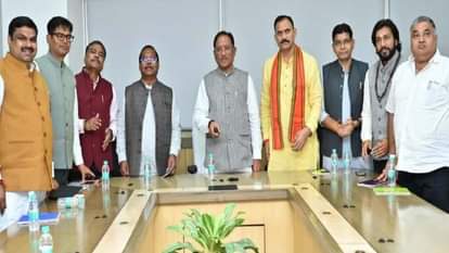 ऑनलाइन छात्रवृत्ति और शिष्यवृत्ति ट्रांसफर करते सीएम साय