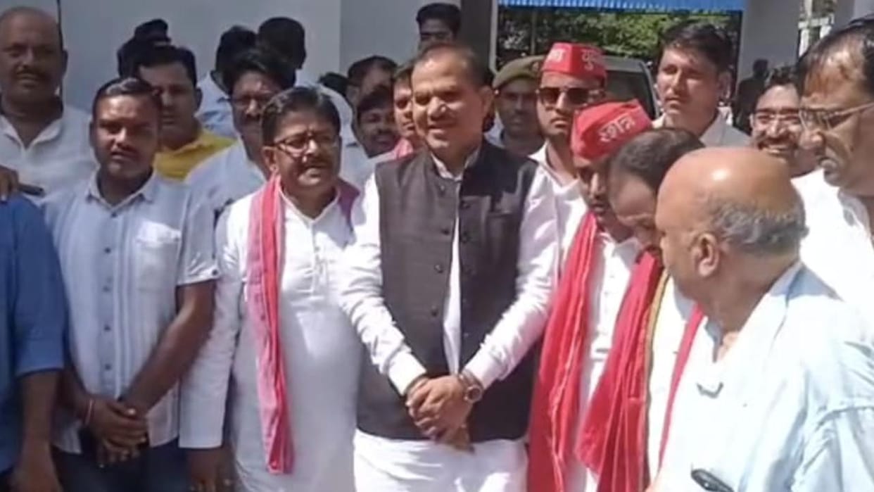 Jhansi: Former MP Chandrapal Yadav met SSP, demanded fair investigation in BU case.