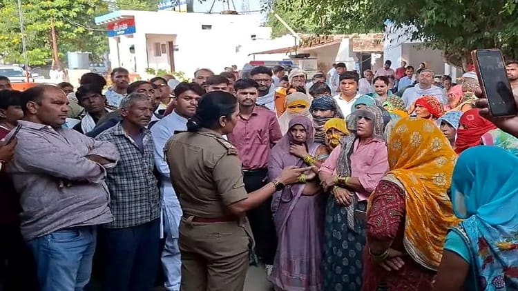 खाद कारोबारी के घर में लूट: फर्जी मुठभेड़ में दो आरोपियों को पकड़ने का आरोप, परिजन-ग्रामीणों ने घेरी कोतवाली