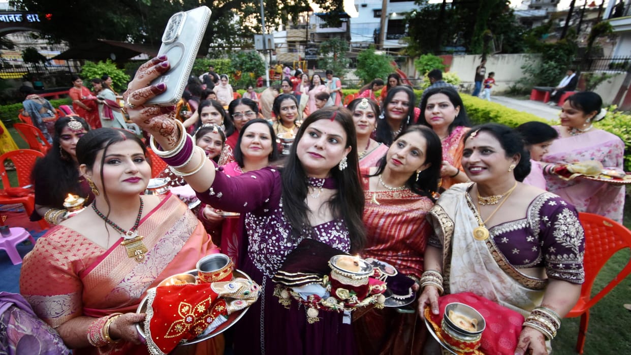 Karwa Chauth: Married women adorned themselves with sixteen adornments and prayed for eternal happiness