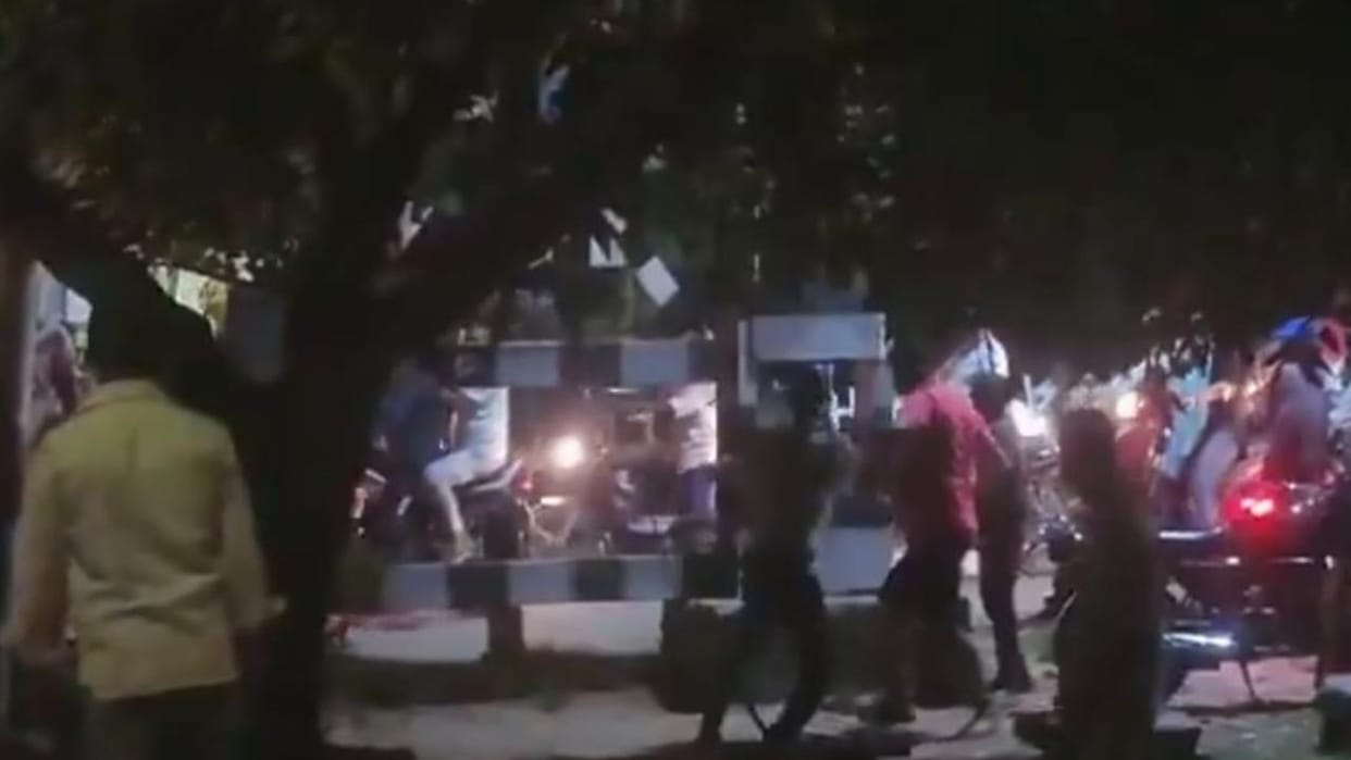 Jhansi: Bike and scooter riders beat up gateman for not opening closed railway gate; police register case