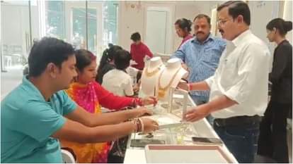 शोरूम पर आभूषण खरीदते ग्राहक
