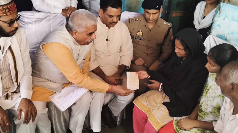 minister Rakesh Sachan and Asim Arun provide 7 lakh Cheque received from Hari Om family In RaeBareli
