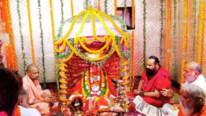 CM Yogi in Ghazipur: गाजीपुर में हथियाराम मठ पहुंचे सीएम, संतों से की मुलाकात; बुढि़या माई के लगे जयकारे CM Yogi in Ghazipur visits Hathiram Math meets saints cheers for Budhiya Mai are heard