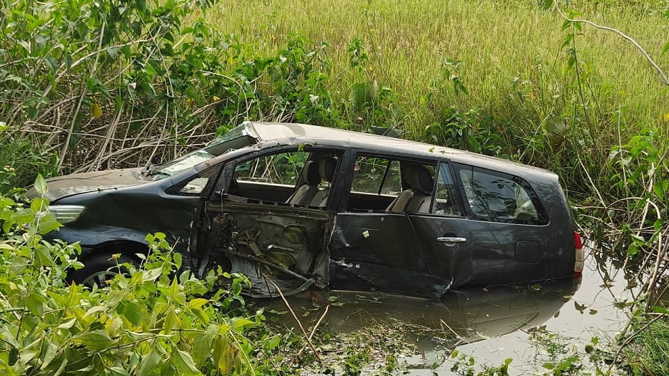 car of people going from Raipur to Kondagaon to attend a wedding ceremony fell into a pond