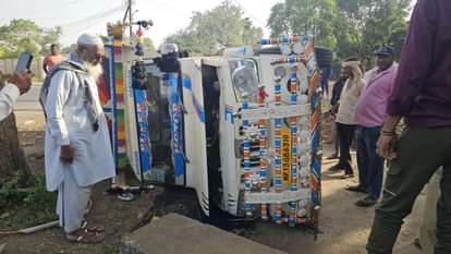 Khargone News: 12 people including six students injured in two road accidents