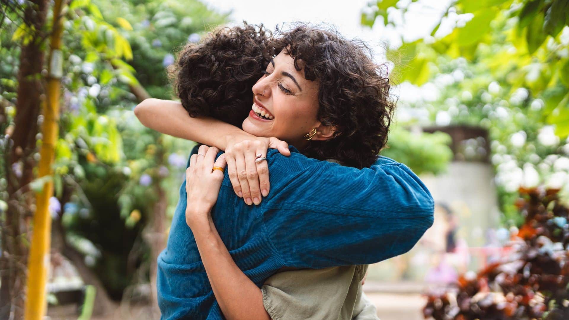 Health Tips: Hugging Releases This Hormone Creates a Feeling of Belonging