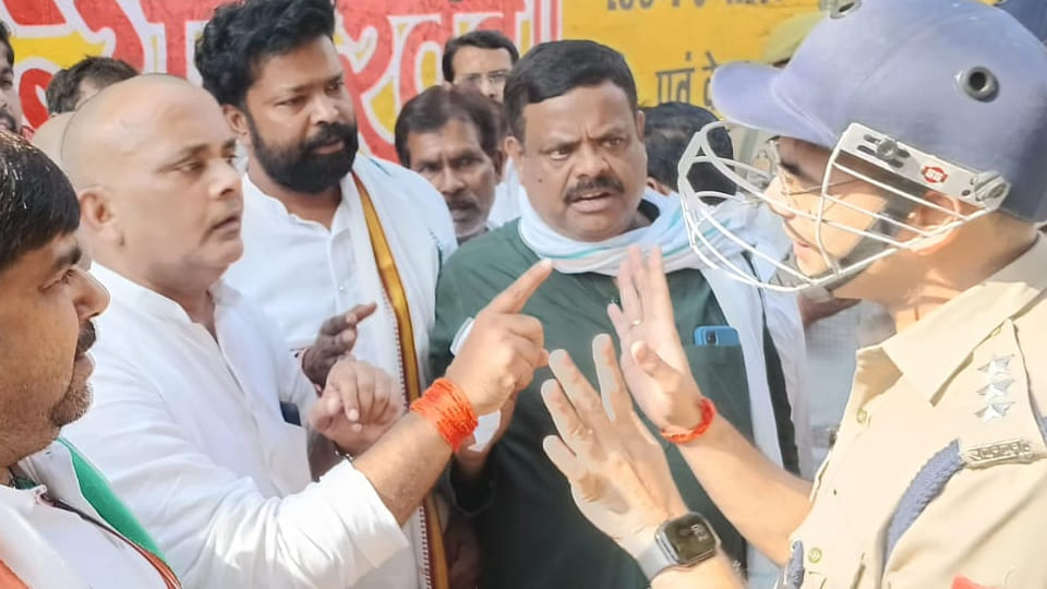 Fatehpur: Congress workers failed to reach the Valmiki family and were detained for breaking barricades