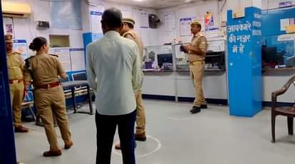 बैंक परिसर में जांच करते एएसपी और सीओ