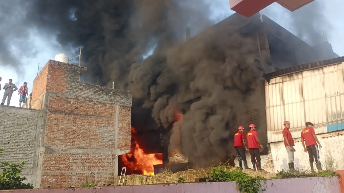 Kanpur Fire breaks out again at Panki warehous fire brigade brings it under control goods removed using JCB