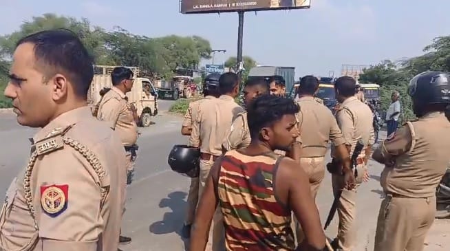 Kanpur Husband returning with Karwa was crushed by tractor trolley two passersby injured after it overturned