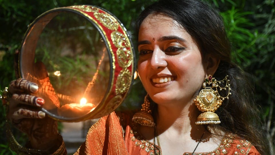 Karwa Chauth 2025: Make-up during the day, mehndi on hands, seeing the beloved after the moon at night