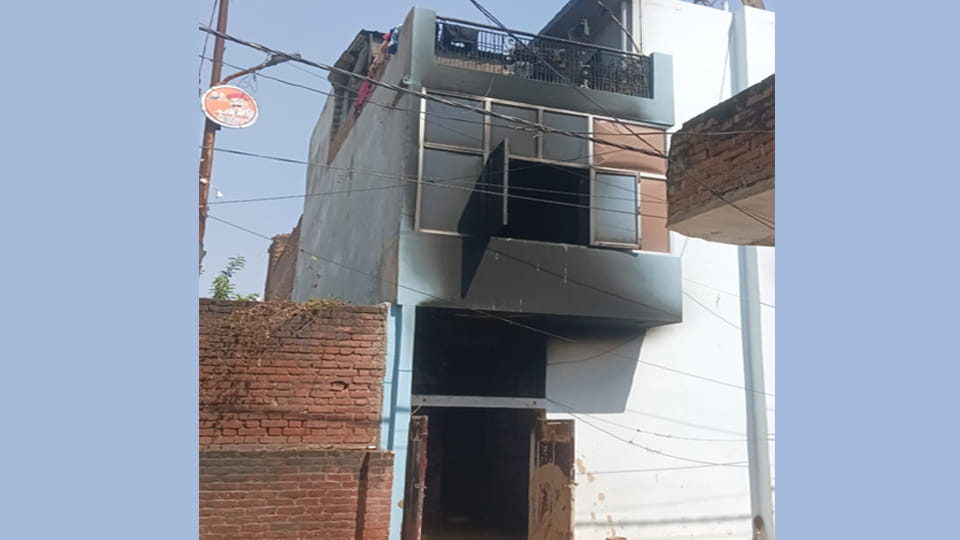 Kanpur: Fire breaks out in loco pilot's house, destroys belongings, woman suffers burns