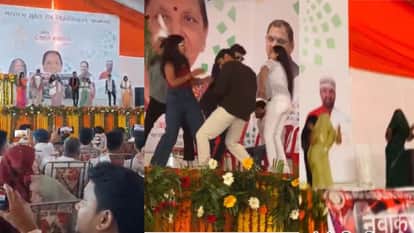 मंच पर डांस करते छात्र- छात्राएं