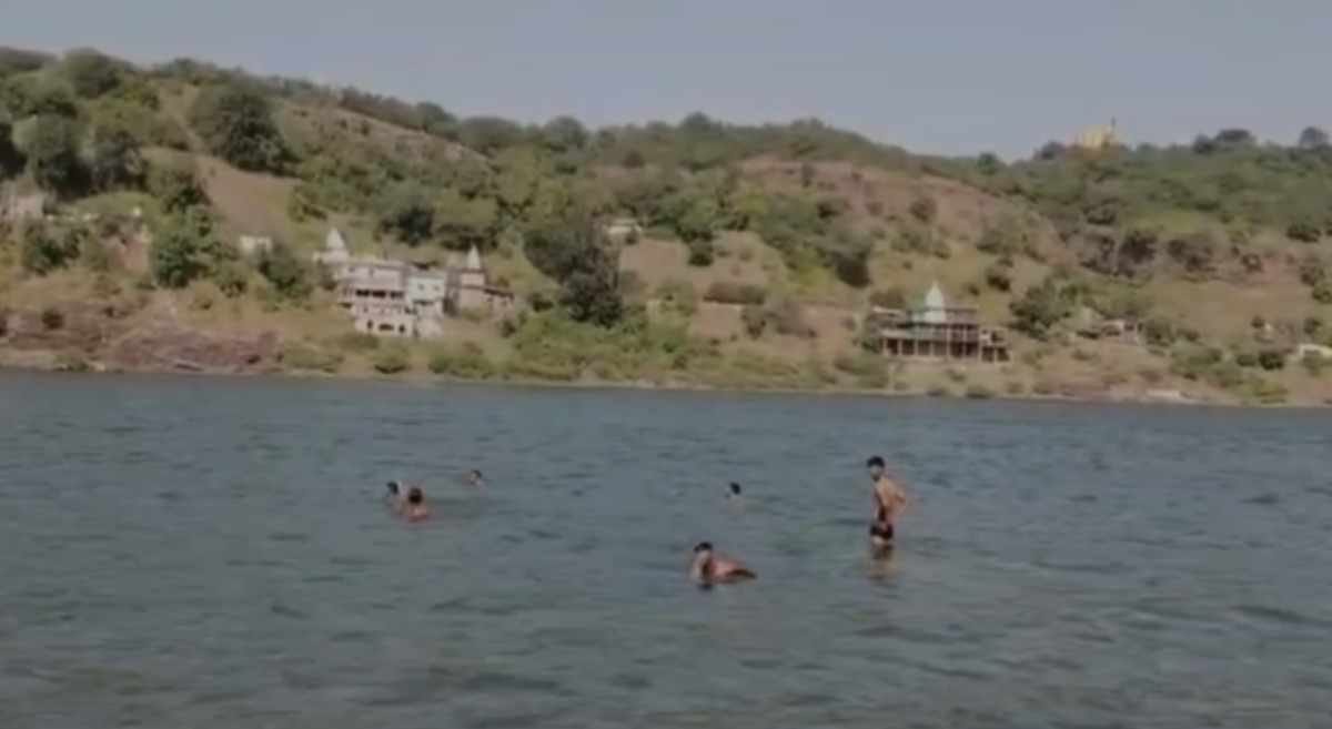onkkareshwar naveen ghat maharashtra woman drowns youth rescued by boaters