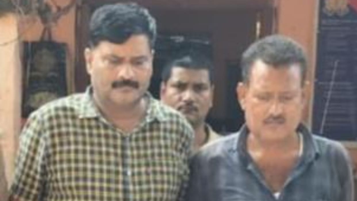 Jaunpur police arrested two criminals and busted Gang of fraudsters promising jobs and property