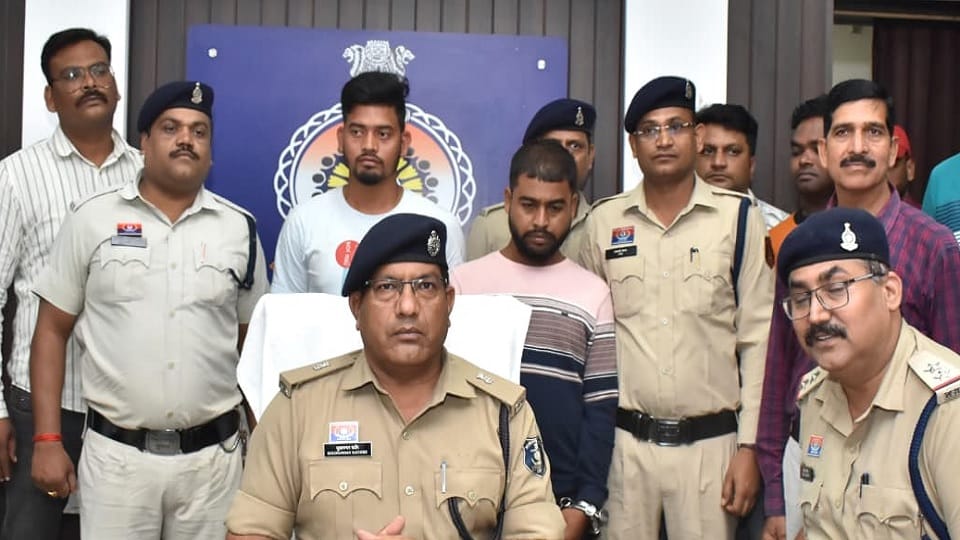 पुलिस की गिरफ्त में आरोपी