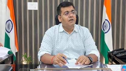 संशोधित समय सारणी जारी करते अलीगढ़ जिला निर्वाचन अधिकारी संजीव रंजन