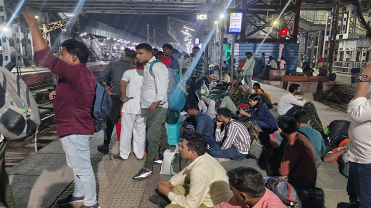 Kanpur: अधिकारी बनने के लिए सेंट्रल स्टेशन पर उमड़ी परीक्षार्थियों की भीड़