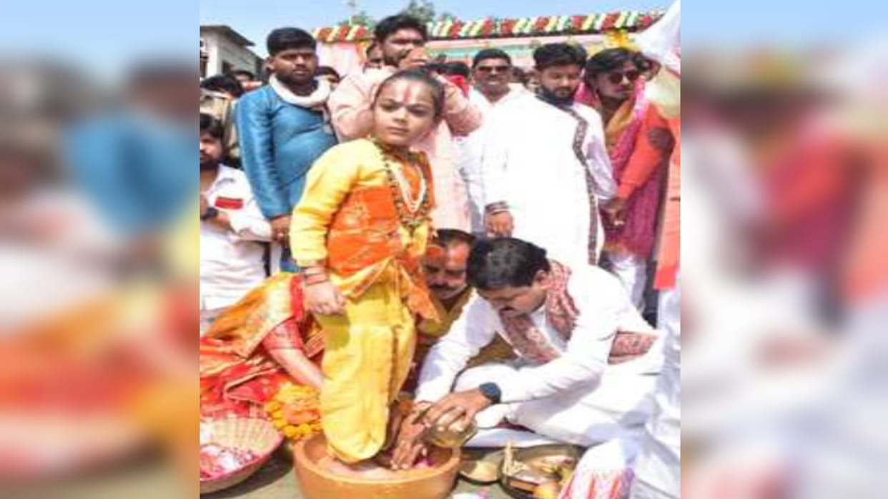 Rajan Maharaj arrived with the Shringverpurdham Kalash Yatra, a huge crowd gathered