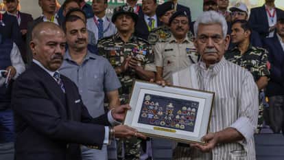 श्रीनगर के इंडोर स्टेडियम में समारोह के दौरान एलजी सिन्हा व अन्य।