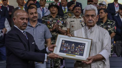 श्रीनगर के इंडोर स्टेडियम में समारोह के दौरान एलजी सिन्हा व अन्य।