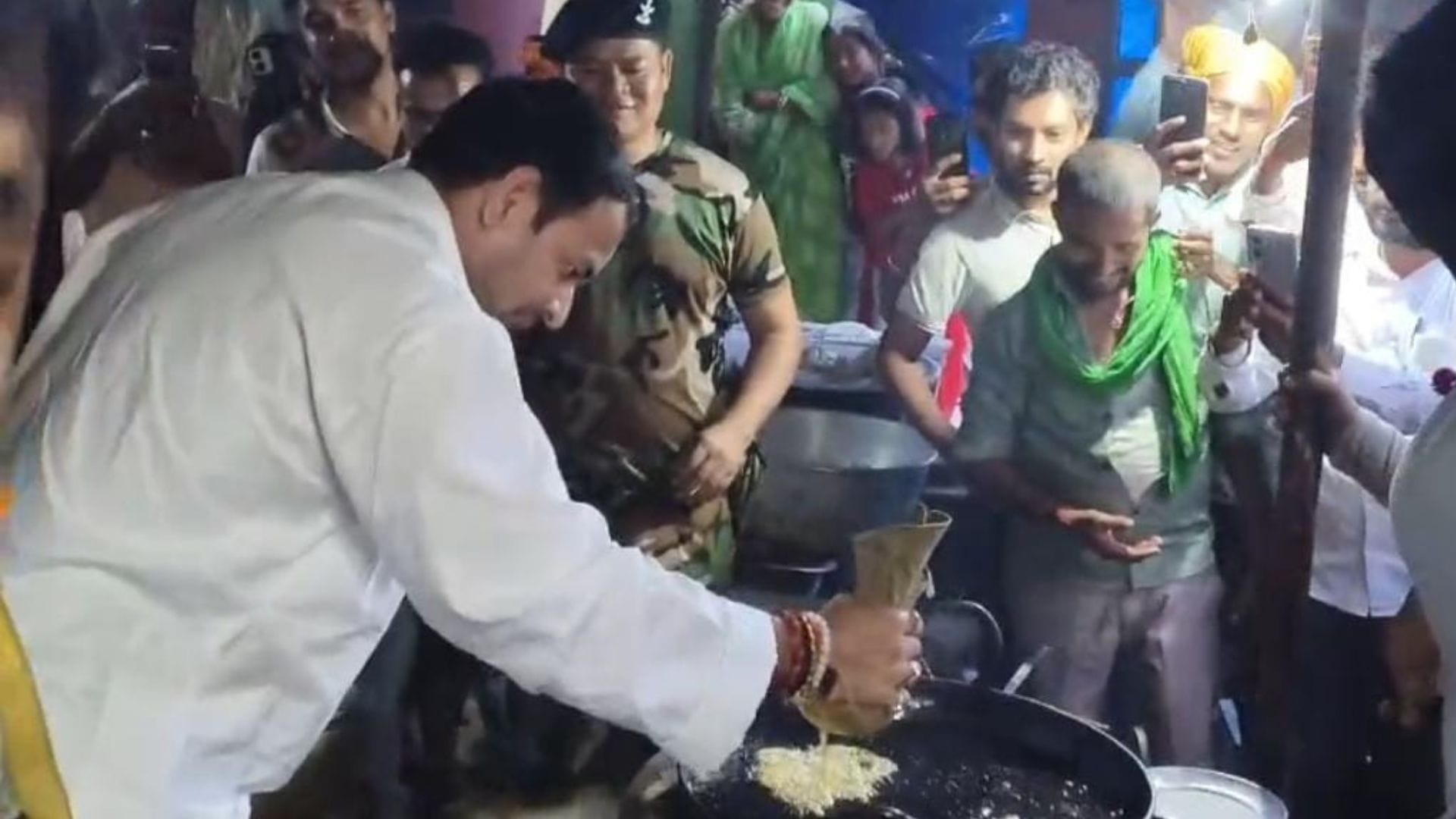 तेज प्रताप ने छानी जलेबी