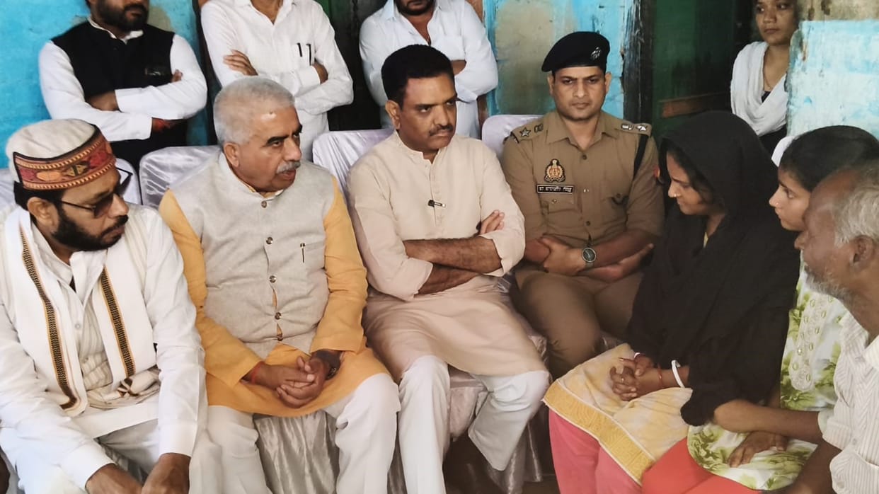 UP: After meeting the Chief Minister, the wife of Dalit Hari Om said, "Satisfied with the government's action,