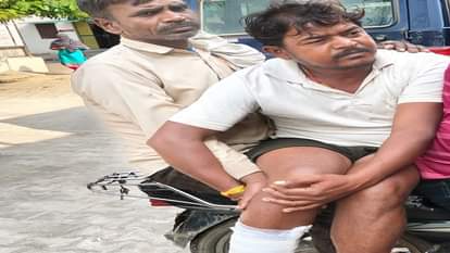 बाइकों की टक्कर में घायल युवक को उपचार के लिए ले जाते परिजन
