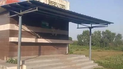 Jhansi: Chaos prevails in the exclusive Bhojla Mandi, rats have hollowed out the floors of shops.
