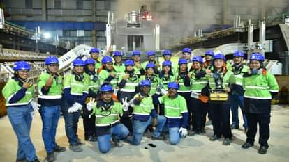 कंपनी की इस उपलब्धि पर हर्ष जताते कर्मचारी