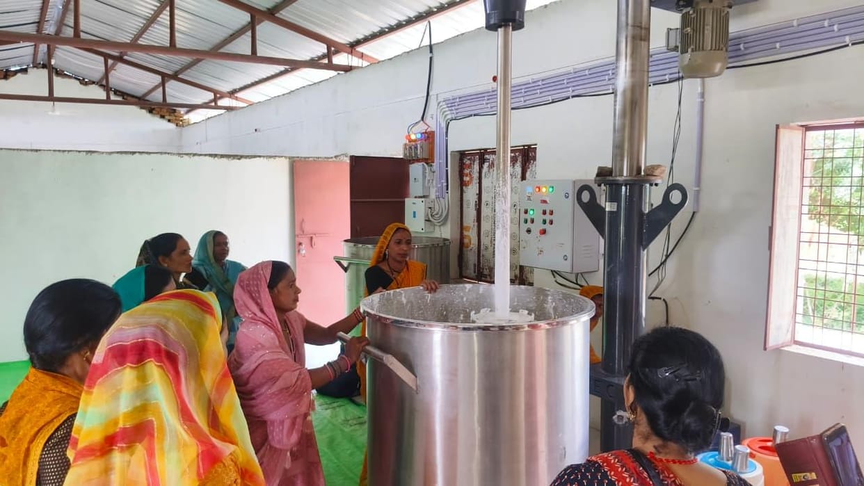 Cow dung paint will brighten the walls of houses: Women of self-help groups prepared it,