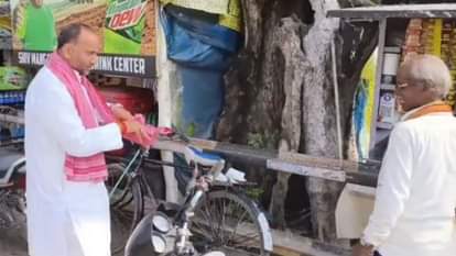 गमछा लेकर भीख मांगते मनोज सिंह 'डब्लू'।