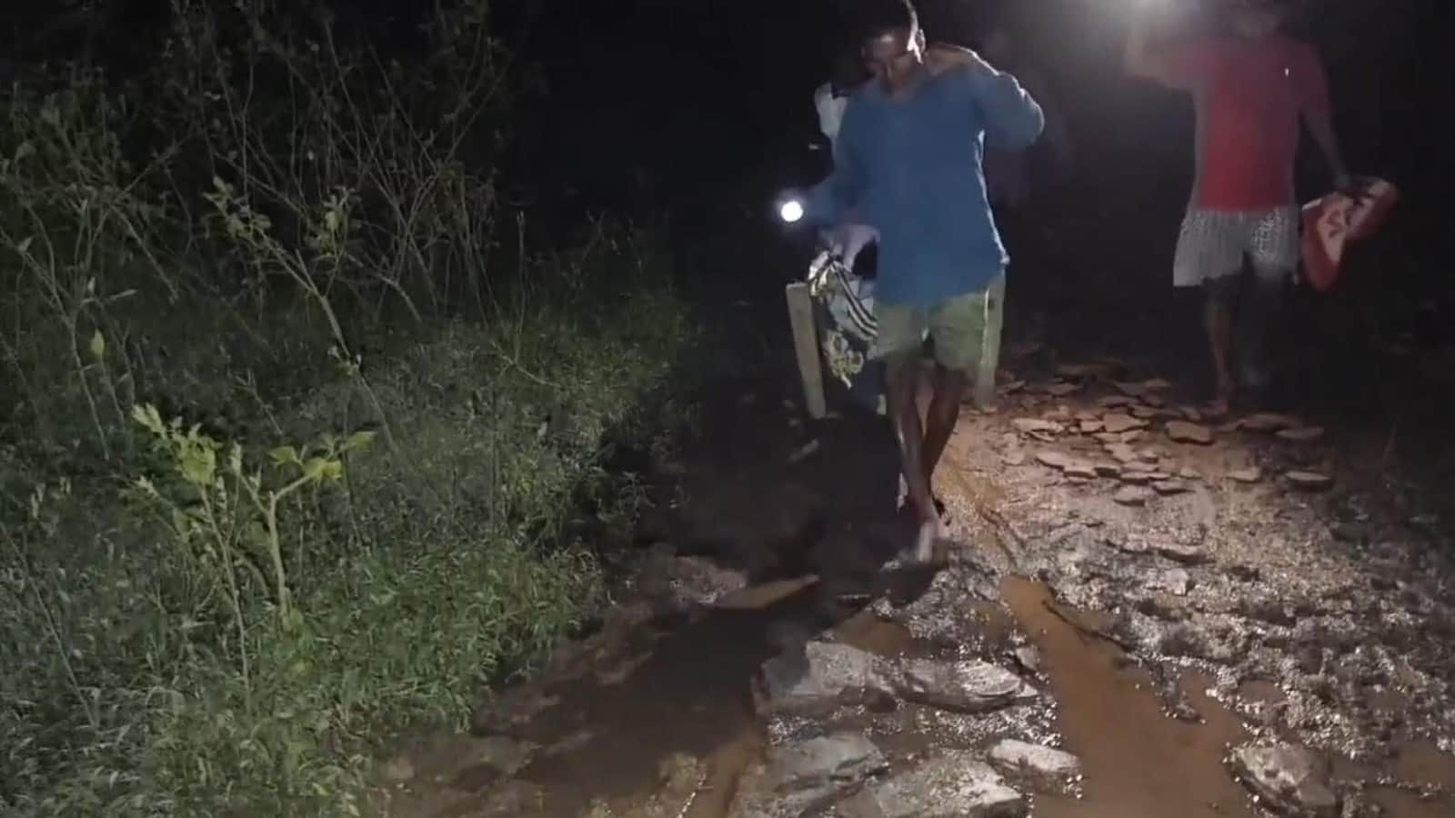 गर्भवती को ले जाते परिजन