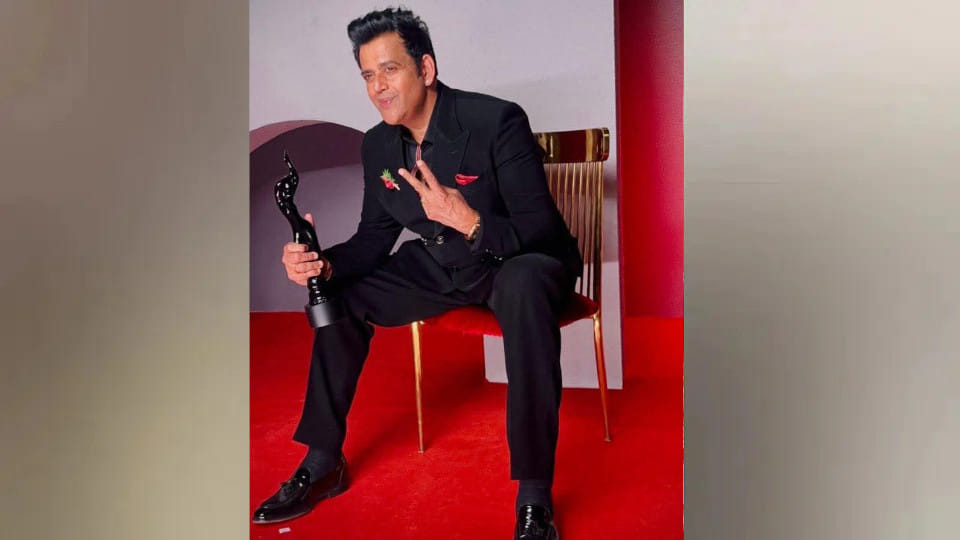 Gorakhpur MP Ravi Kishan has been honoured with the Filmfare Award and has also received the Sansad Ratna.