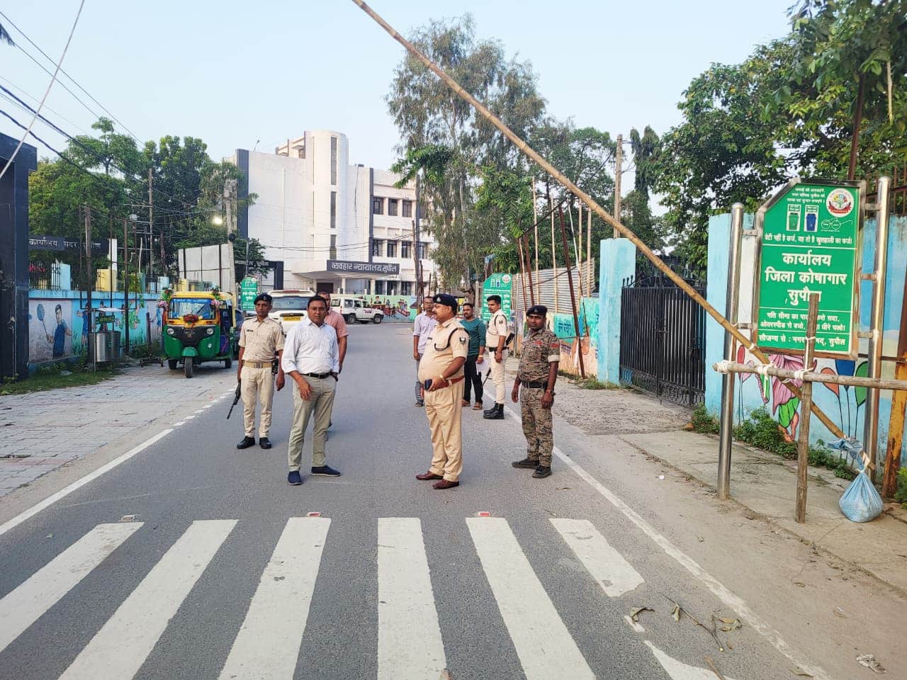 लापता युवक की खोज में जुटी पुलिस और परिजन।