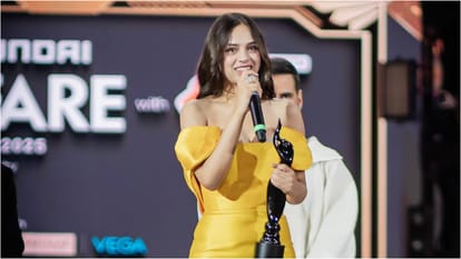 Nitanshi Goel Shares Happiness on getting Filmfare award for Laapataa Ladies and shahrukh Khan moment on stage