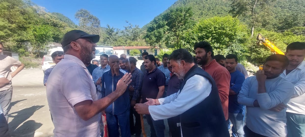 Chamoli News Villagers stopped railway work in Methane saying explosion causing cracks in houses