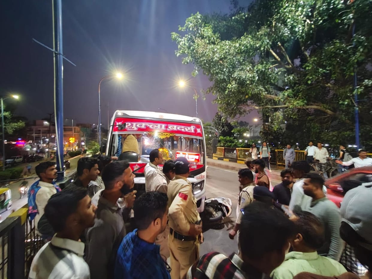 Indore: MLA Shukla's family bus collides again in Indore, girl injured
