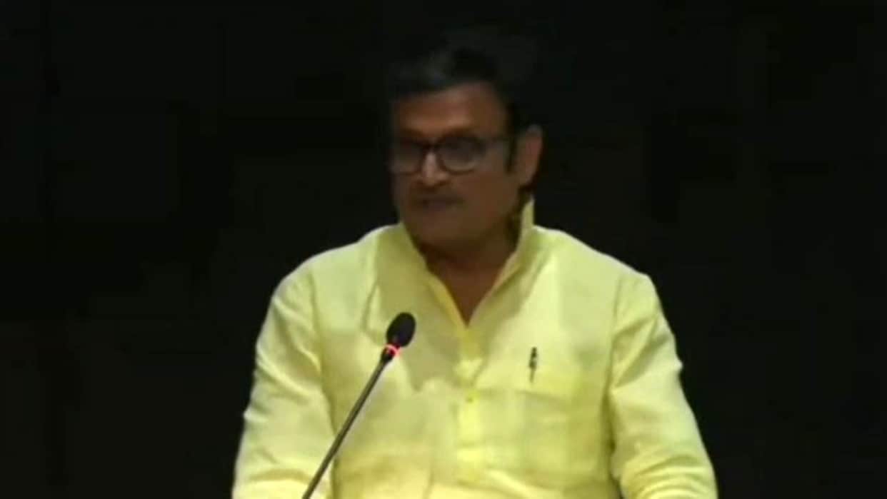 Jaipur News: Rajendra Rathore’s sharp satire echoes in auditorium, calls politics a snakes-and-ladders game