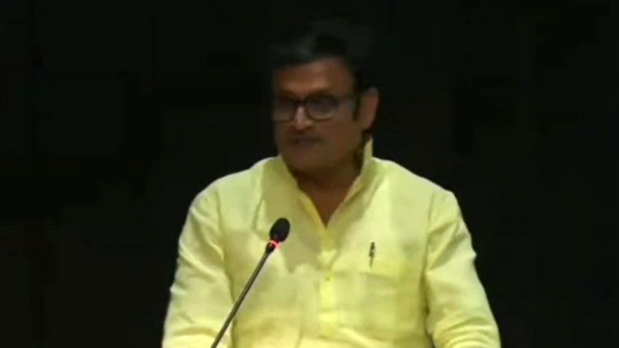 Jaipur News: Rajendra Rathore’s sharp satire echoes in auditorium, calls politics a snakes-and-ladders game