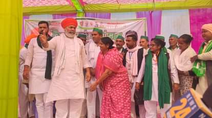 महापंचायत में पहुंचे किसान नेता राकेश टिकैत।