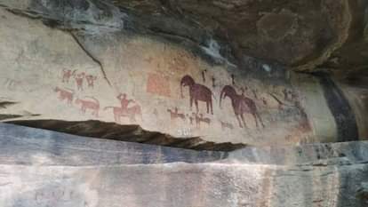 रौप गांव स्थित पंचमुखी पहाड़ी की गुफा में बने शैलचित्र।