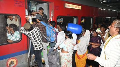 PCS Pre: Candidates gathered at Kanpur Central after the exam