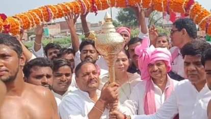 दंगल प्रतियोगिता का शुभारंभ करते शिवपाल सिंह यादव और अन्य सपा नेता।