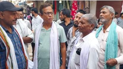 दालमंडी में जुटी दुकानदारों की भीड़।