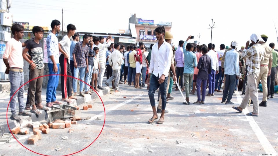 Aligarh Crime News: Man Kills Karan After 1.5 Years of Feud Washes Blood-Stained Hands at Police Station
