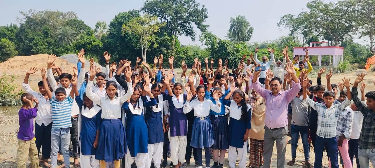 अपनी मांग को लेकर प्रदर्शन करते हुए स्कूली छात्र-छात्राएं।